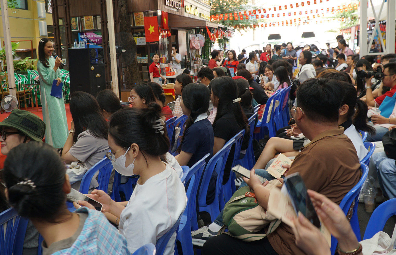 Đông đảo bạn đọc tham dự chương trình.