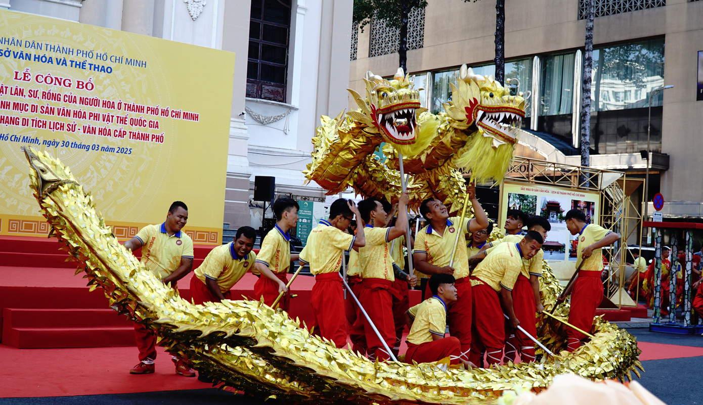 Song Lân trình diễn