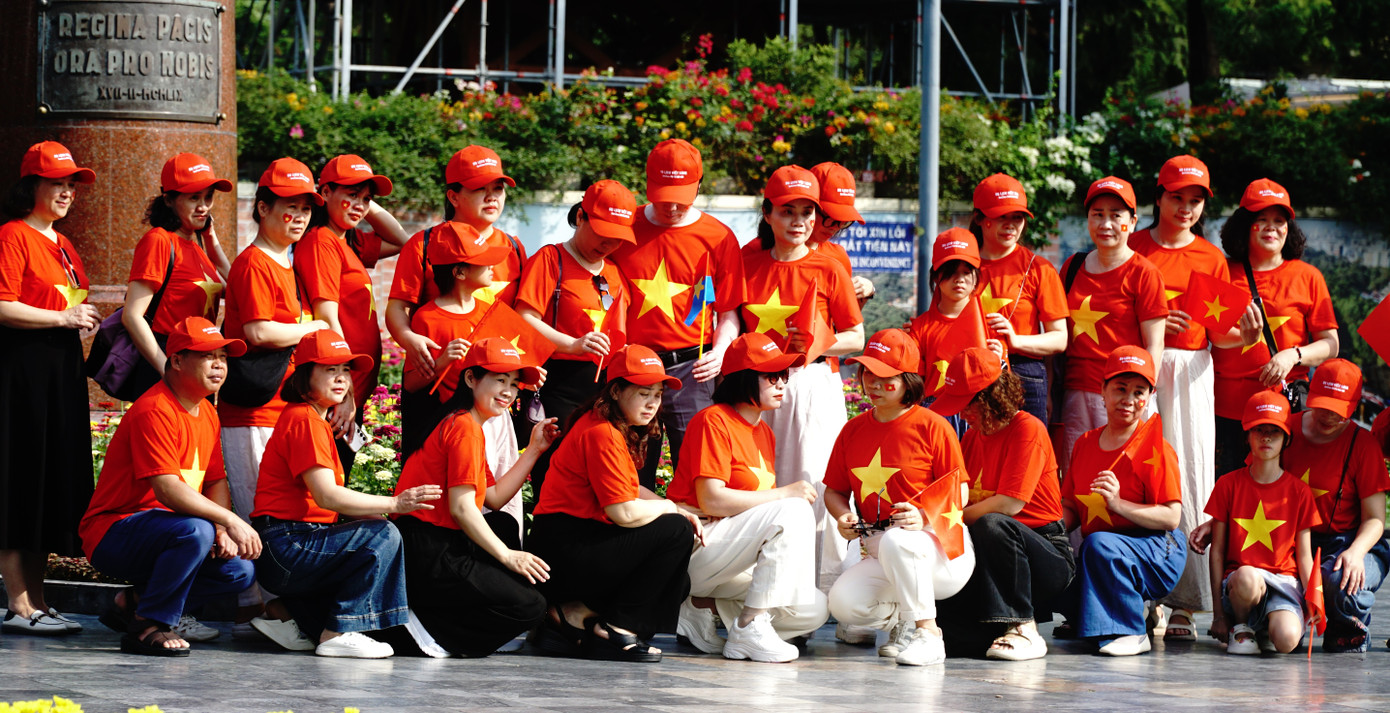 Một nhóm thanh niên tạo dáng tại Bưu điện Thành phố.