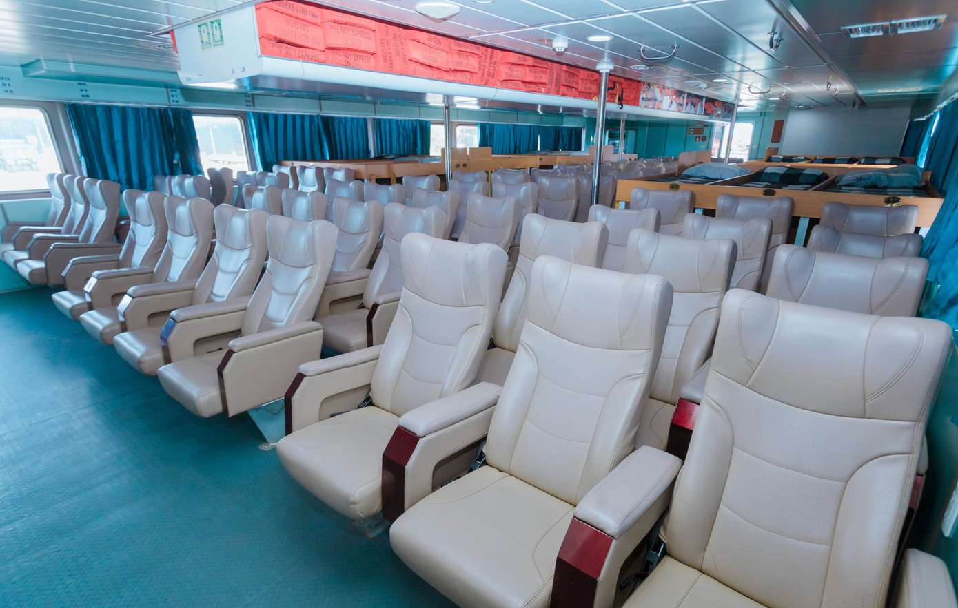 Khoang ghế ngồi của tàu Phú Quý
