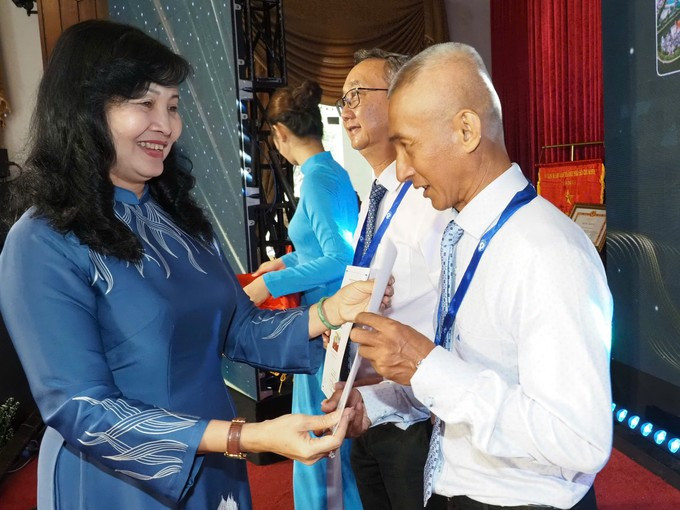 Bà Trần Thị Thu Đông trao giải thưởng cho các tác giả