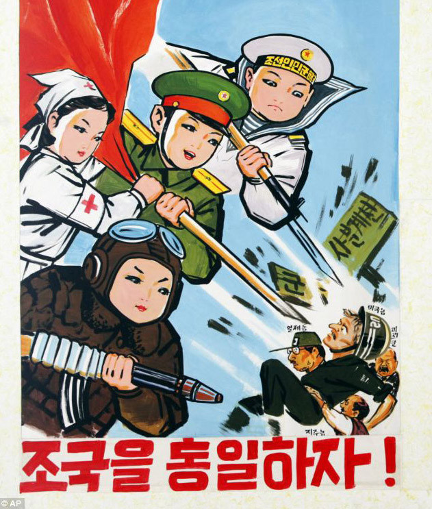 Tấm poster tại một trường mẫu giáo với nội dung: “Đánh đuổi đế quốc Mỹ, thống nhất đất nước”