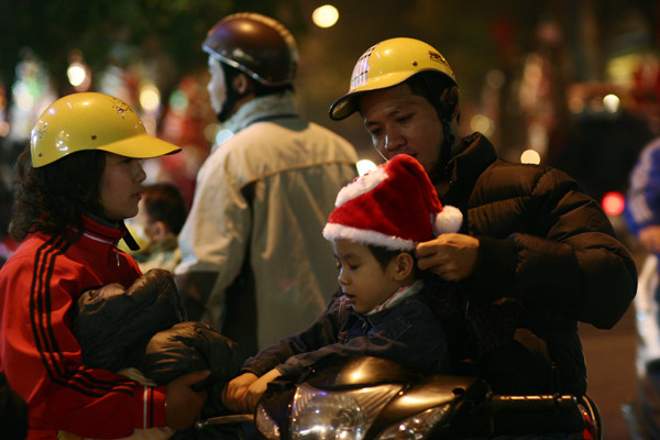 Các gia đình chọn mua những món quà nhỏ mang tạo không khí Noel