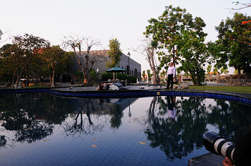 Cũng tại đây anh cho xây dựng thành khu phim trường mang nét cổ kính thời trung cổ