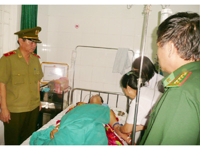 Cán bộ PC 47, CA Nghệ An bị bắn trọng thương khi truy bắt các đối tượng buôn bán heroin ở huyện Tương Dương 