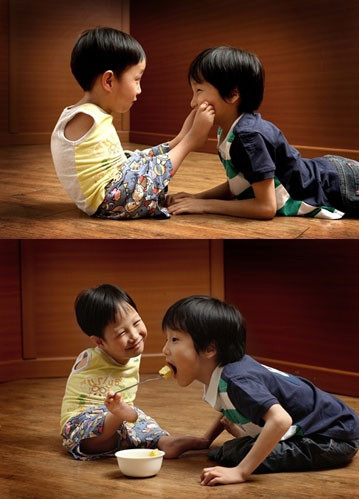 Không có tay, Tae-ho tự chăm sóc bản thân bằng... chân. Ảnh: Hellokpop.