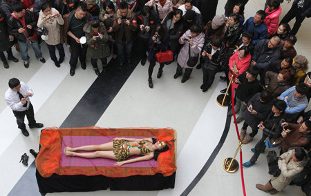 "Thiếu nữ sushi" thu hút sự chú ý của nhiều vị khách. "Thiếu nữ sushi" thu hút sự chú ý của nhiều vị khách.