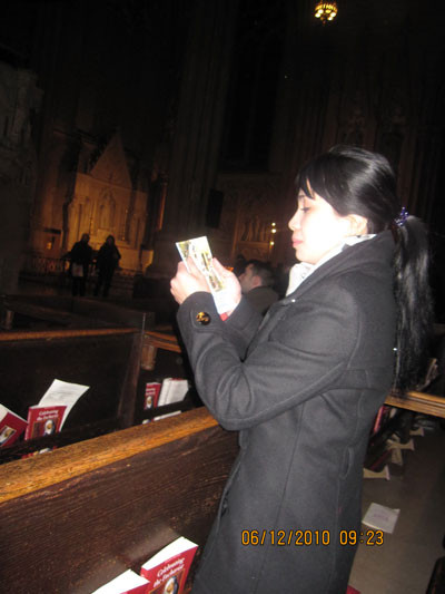 Lý Hương cầu nguyện tại nhà thờ trước khi phiên tòa cáo buộc cô bắt cóc con mình diễn ra vào ngày 13-12. Lý Hương cầu nguyện tại nhà thờ trước khi phiên tòa cáo buộc cô bắt cóc con mình diễn ra vào ngày 13-12