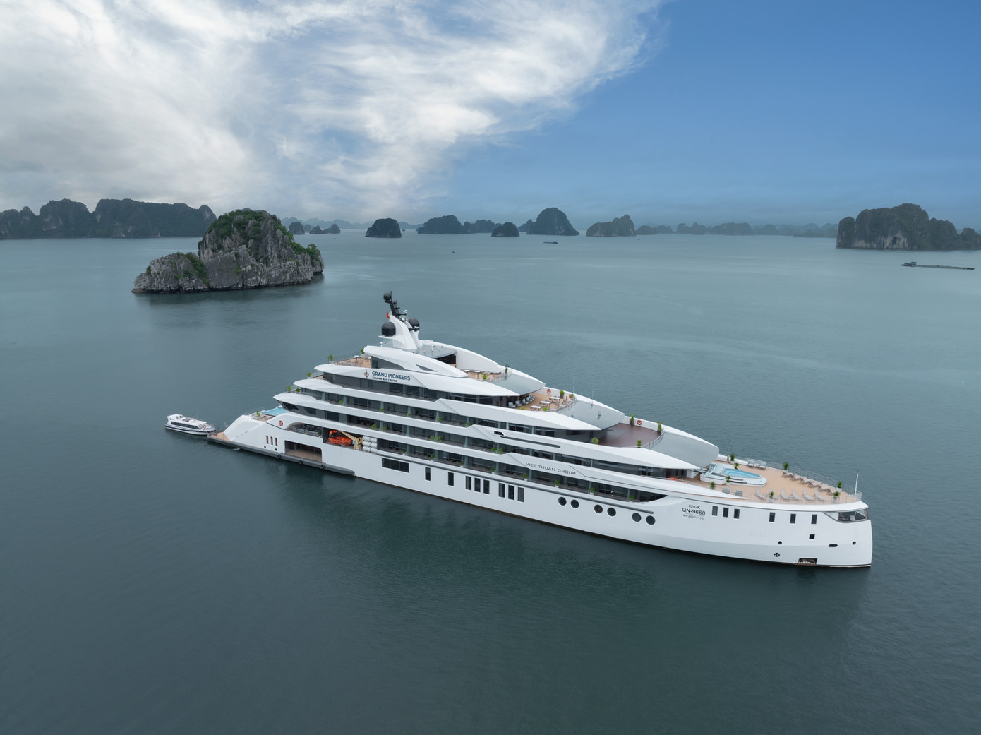 Hành trình này có thể đi ra ngoài khu vực vịnh Hạ Long, tới cửa biển và hiện naychỉ du thuyền Grand Pioneers của Việt Nam được cấp phép khai thác hải trình độc bản, đạt các tiêu chuẩn nghiêm ngặt về an toàn và môi trường. Trên hành trình, du khách cơ hội trải nghiệm và chiêm ngưỡng một trong những di sản địa chất độc đáo nhất Việt Nam.