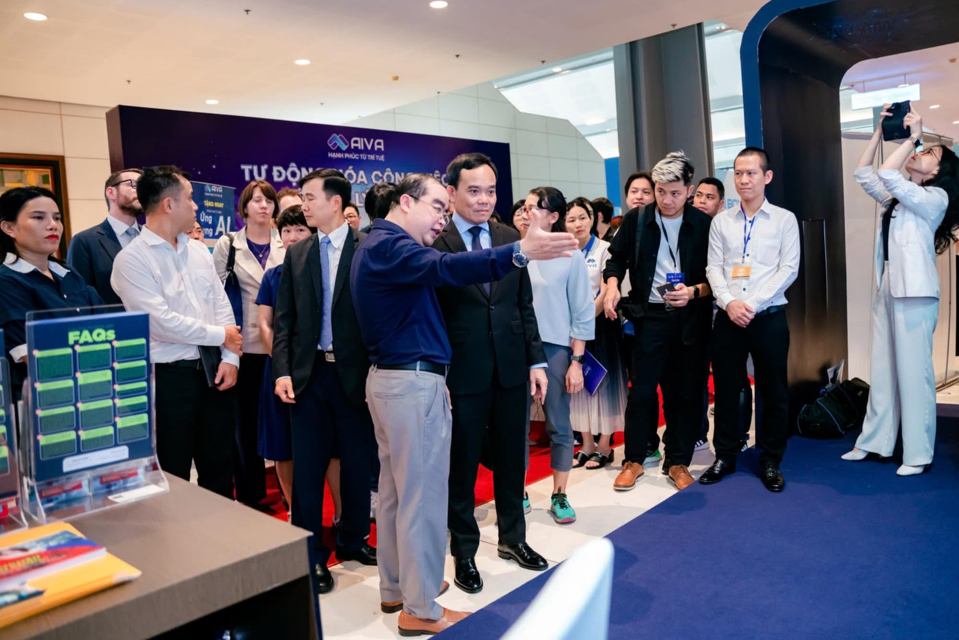 Trưởng ban Kinh tế Trung ương quan tâm đến Genomate, một dự án ứng dụng AI trong việc đưa ra phác đồ điều trị bệnh ung thư. Ứng dụng có thể hỗ trợ đưa ra phác đồ điều trị cho từng bệnh nhân một cách chính xác. Ảnh: Ban tổ chức. Trưởng ban Kinh tế Trung ương quan tâm đến Genomate, một dự án ứng dụng AI trong việc đưa ra phác đồ điều trị bệnh ung thư. Ứng dụng có thể hỗ trợ đưa ra phác đồ điều trị cho từng bệnh nhân một cách chính xác. Ảnh: Ban tổ chức.