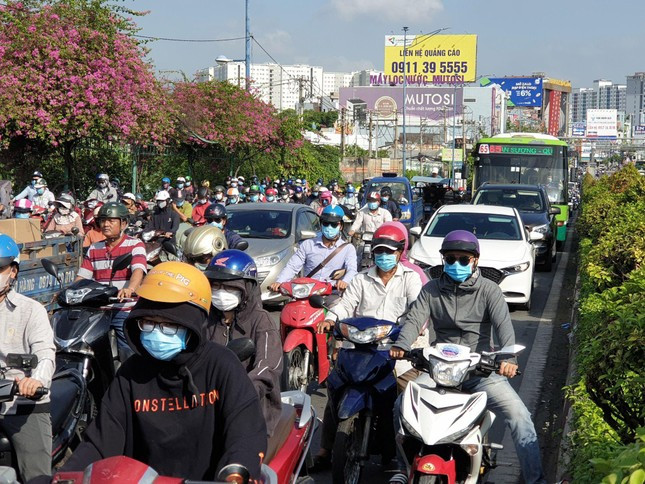 Chuyên gia cho rằng cần thiết chuyển đổi xe máy xăng sang xe máy điện. Ảnh: Ngô Bình.