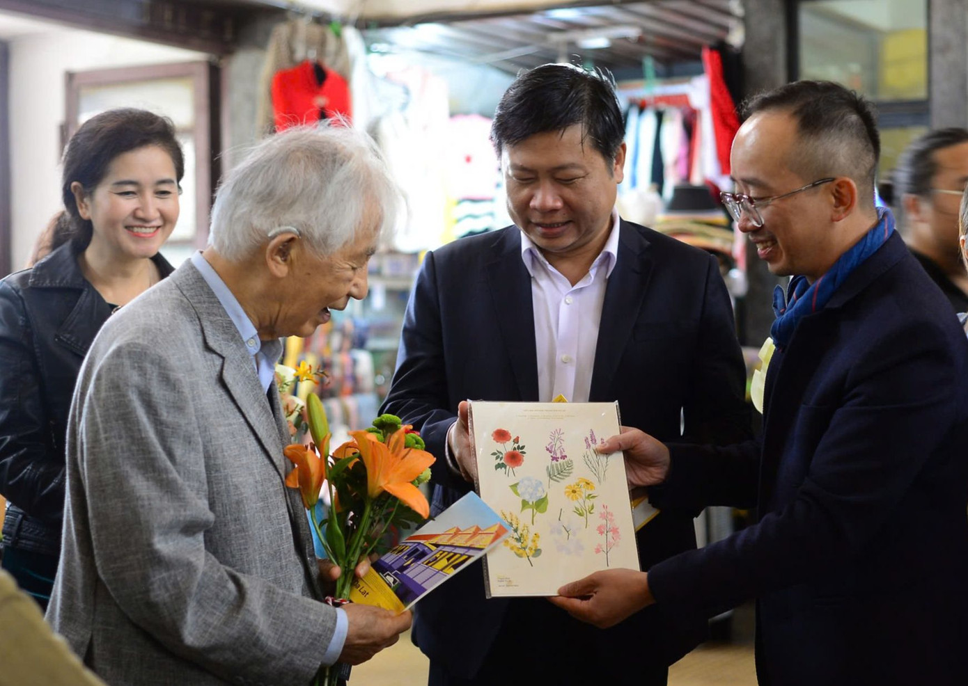 Du khách tham quan các sản phẩm trưng bày.