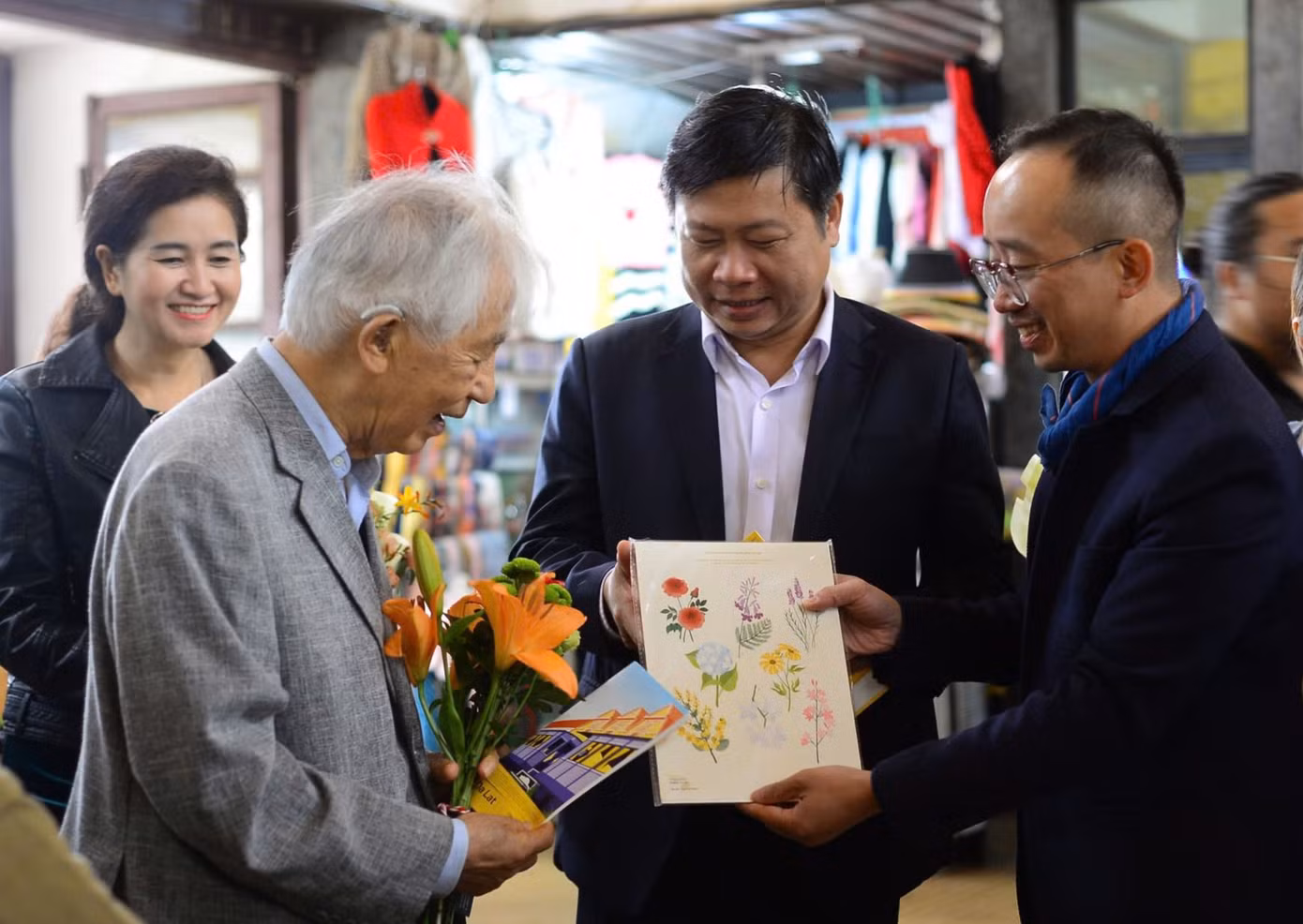 Du khách tham quan các sản phẩm trưng bày.