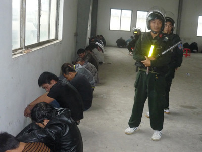 Các đối tượng đánh bạc bị đưa về nơi tạm giữ