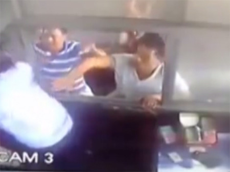 Hình ảnh ghi lại cảnh những người đàn ông đang cố lôi nữ soát vé để đánh