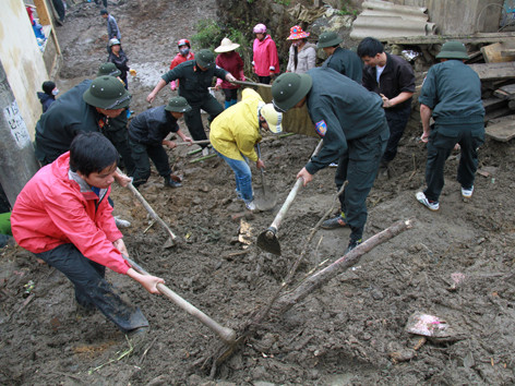 Công tác khắc phục hậu quả vụ lũ quét diễn ra khẩn trương. ảnh: Trường Phong
