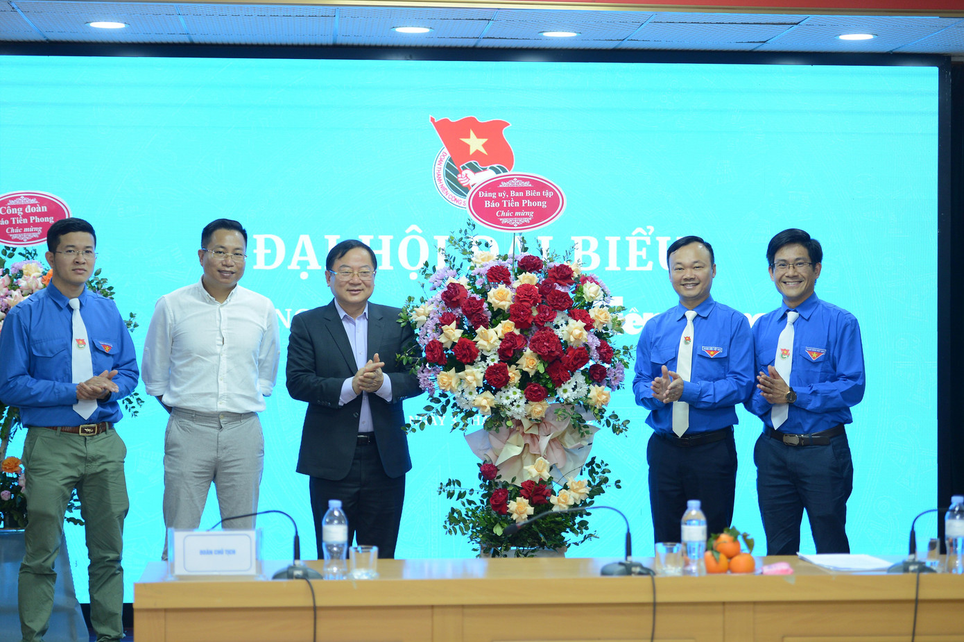 Nhà báo Lê Xuân Sơn, Bí thư Đảng uỷ, Tổng Biên tập Báo Tiền Phong và nhà báo Phạm Đình Thắng, Trưởng ban Kinh tế-Xã hội, Thư ký chi hội nhà báo Báo Tiền Phong chúc mừng Đại hội. Nhà báo Lê Xuân Sơn, Bí thư Đảng uỷ, Tổng Biên tập Báo Tiền Phong và nhà báo Phạm Đình Thắng, Trưởng ban Kinh tế-Xã hội, Thư ký chi hội nhà báo Báo Tiền Phong chúc mừng Đại hội.