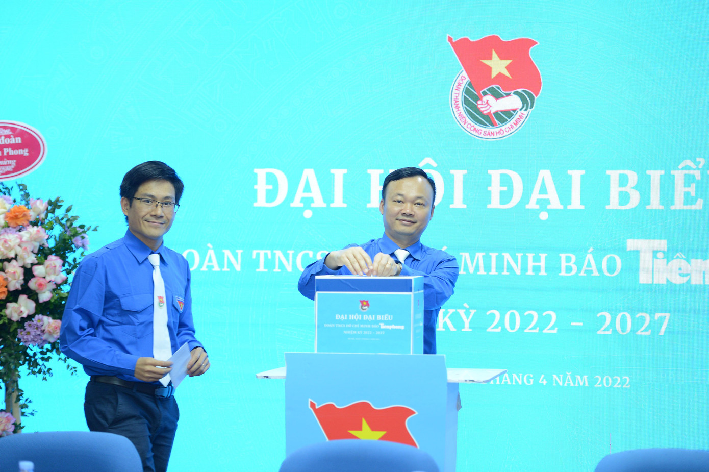 Các đại biểu tiến hành bỏ phiếu Các đại biểu tiến hành bỏ phiếu