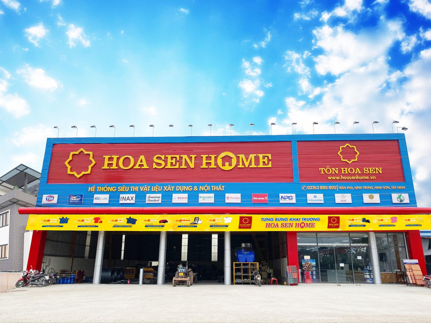 Tính đến nay, HSG đã đưa vào hoạt động gần 100 siêu thị Hoa Sen Home trên cả nước