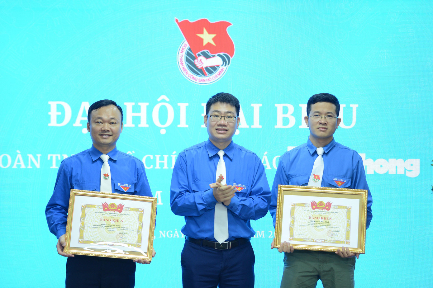Anh Nguyễn Thái Hà, Bí thư Đoàn cơ quan Trung ương Đoàn trao Bằng khen của Đoàn Khối các cơ quan Trung ương tặng Bằng khen với với tập thể Đoàn cơ sở Báo Tiền Phong và hai cá nhân vì đã có thành tích xuất sắc trong công tác Đoàn và phong trào thanh niên. Anh Nguyễn Thái Hà, Bí thư Đoàn cơ quan Trung ương Đoàn trao Bằng khen của Đoàn Khối các cơ quan Trung ương tặng Bằng khen với với tập thể Đoàn cơ sở Báo Tiền Phong và hai cá nhân vì đã có thành tích xuất sắc trong công tác Đoàn và phong trào thanh niên.