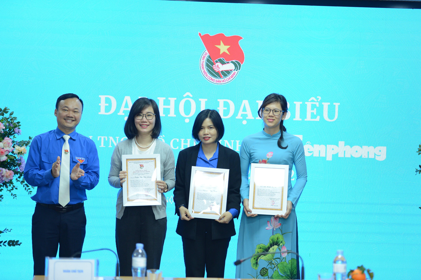 Tại đại hội, anh Phạm Tuấn Anh, Bí thư Đoàn cơ sở Báo Tiền Phong nhiệm kỳ 2017-2022 đã cảm ơn những đóng góp và trao quyết định trưởng thành Đoàn cho một số đồng chí hết tuổi Đoàn thời gian qua. Tại đại hội, anh Phạm Tuấn Anh, Bí thư Đoàn cơ sở Báo Tiền Phong nhiệm kỳ 2017-2022 đã cảm ơn những đóng góp và trao quyết định trưởng thành Đoàn cho một số đồng chí hết tuổi Đoàn thời gian qua.