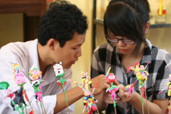 say sưa với những hình Tò he