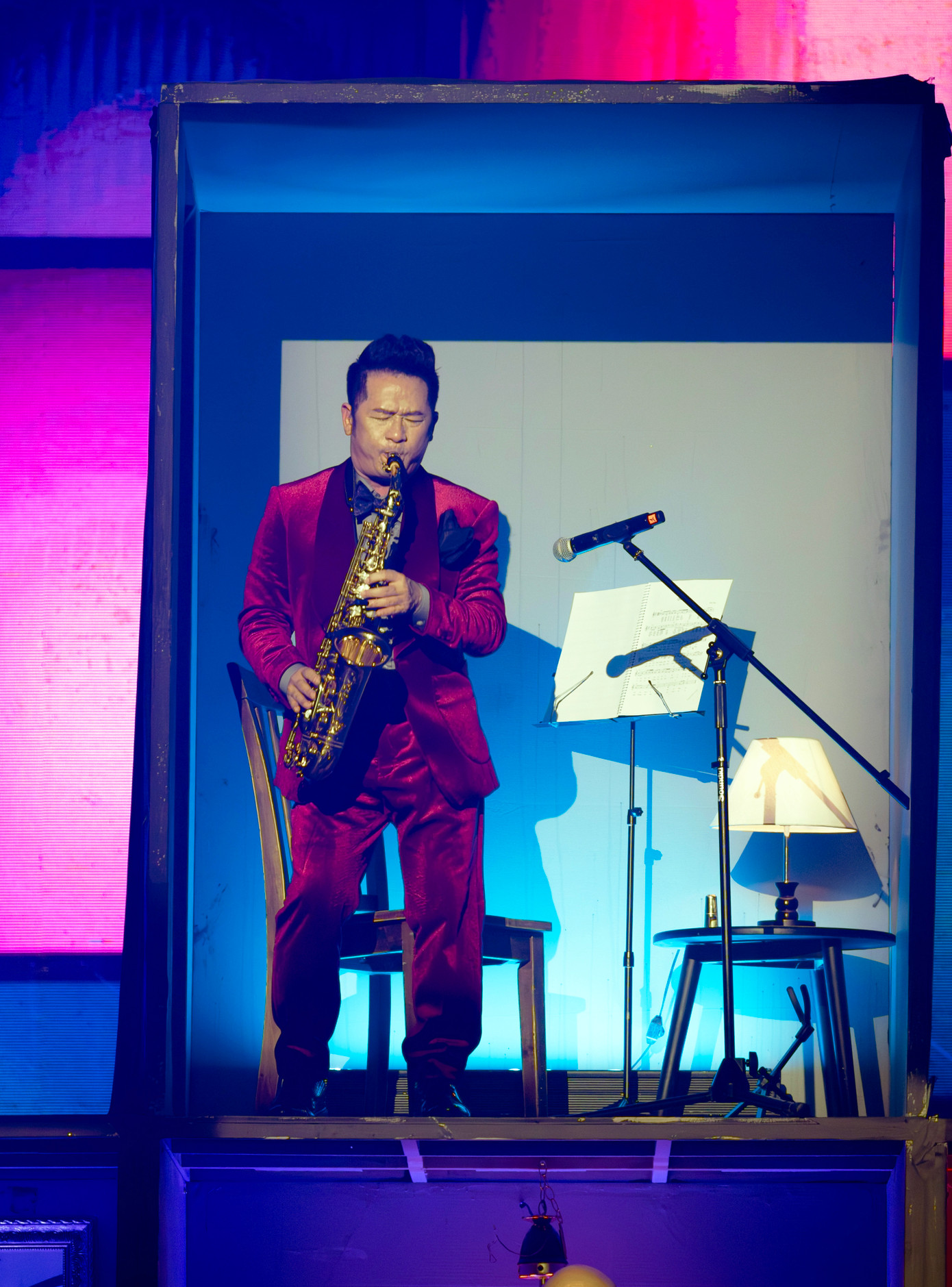 Bằng Kiều trình diễn saxophone trong bài Buông ở tập 8 ATVNCG. Ảnh: BTC