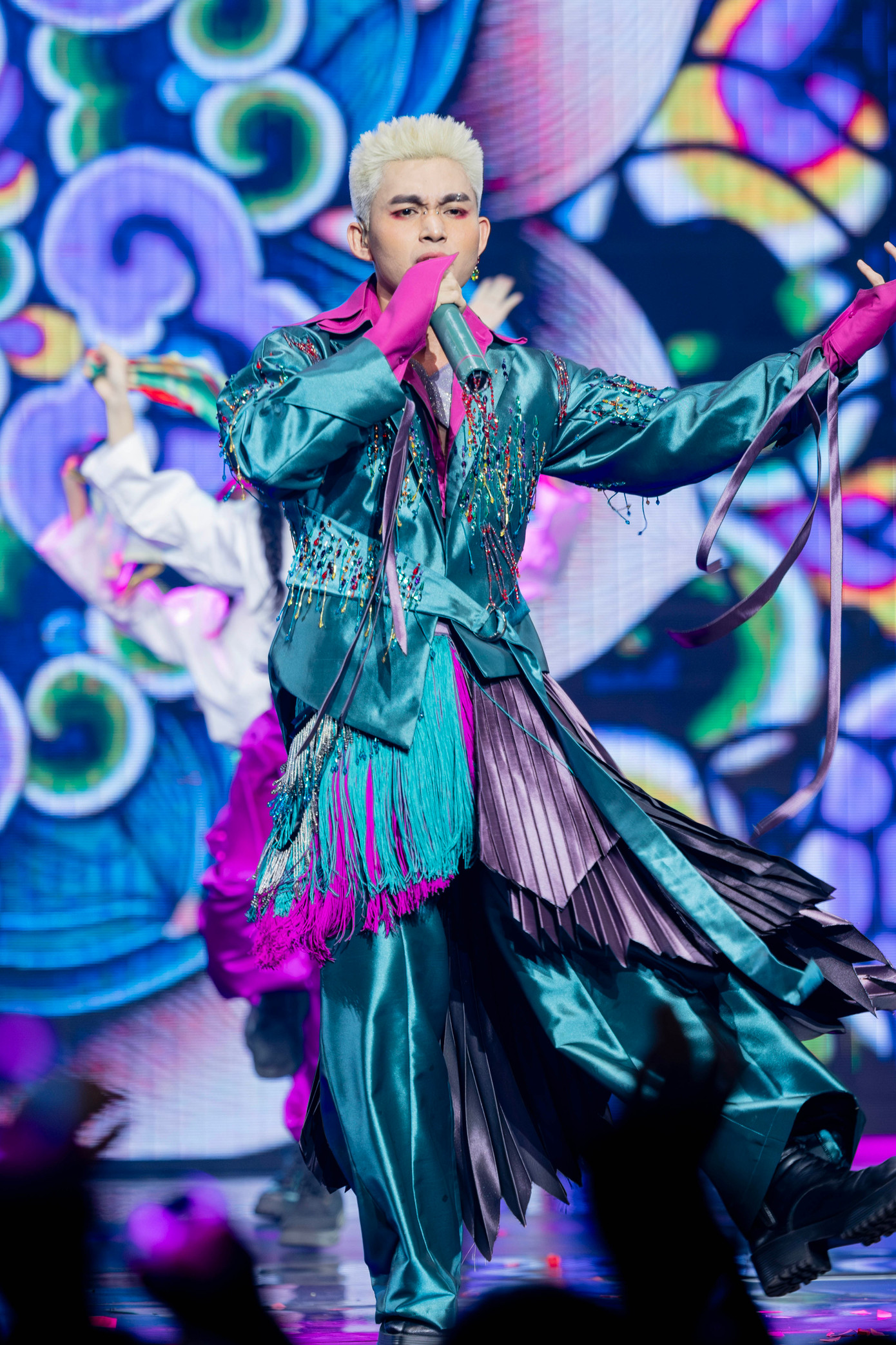 Jun Phạm là "giám đốc thời trang" cho nhà Tinh Hoa trong phần thi chủ đề Anh. Ảnh: BTC Jun Phạm là "giám đốc thời trang" cho nhà Tinh Hoa trong phần thi chủ đề Anh. Ảnh: BTC