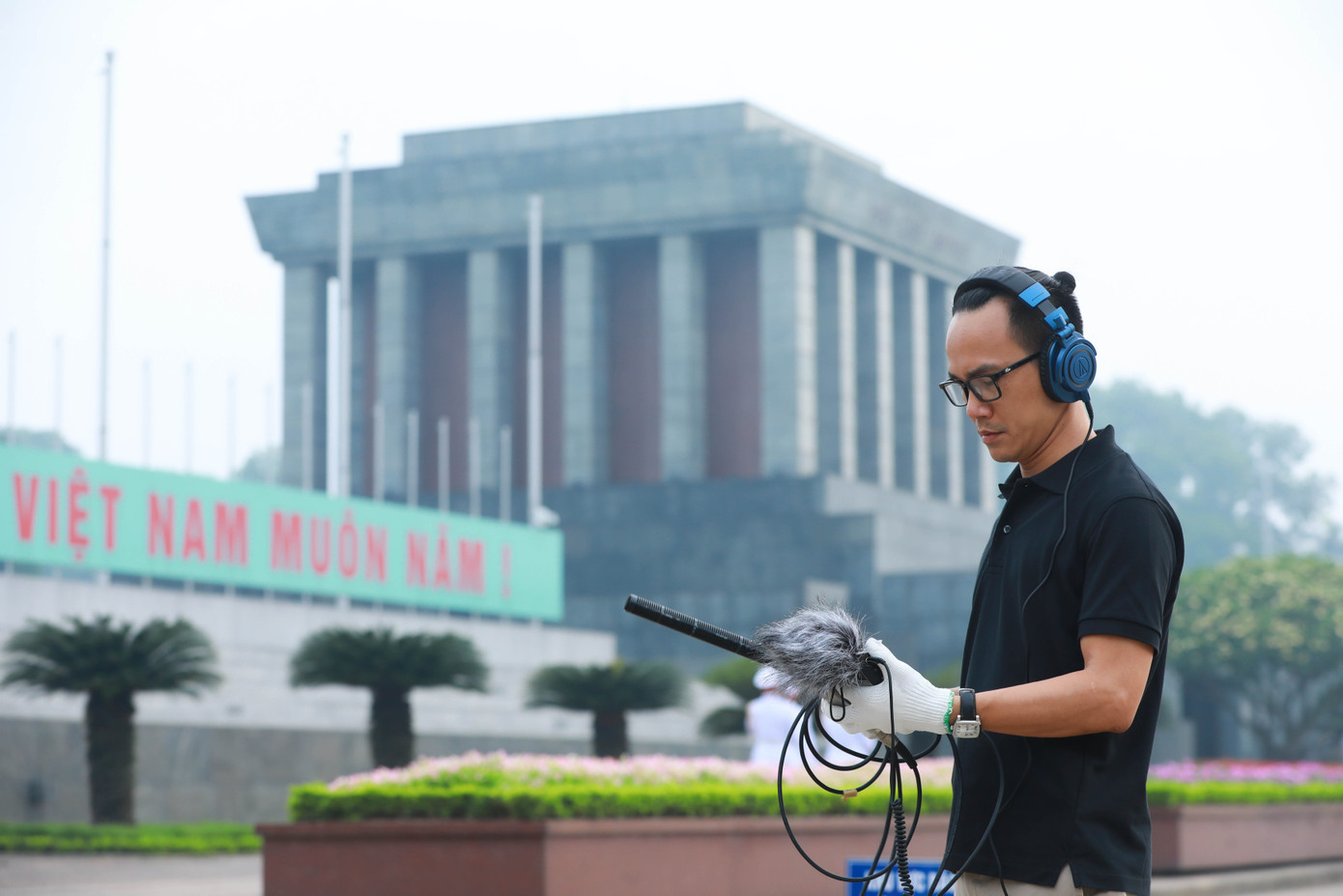 Chuyên gia âm thanh Nguyễn Duy Nghĩa tác nghiệp tại Lễ thượng cờ, quảng trường Ba Đình. Ảnh: PTTH Hà Nội Chuyên gia âm thanh Nguyễn Duy Nghĩa tác nghiệp tại Lễ thượng cờ, quảng trường Ba Đình. Ảnh: PTTH Hà Nội