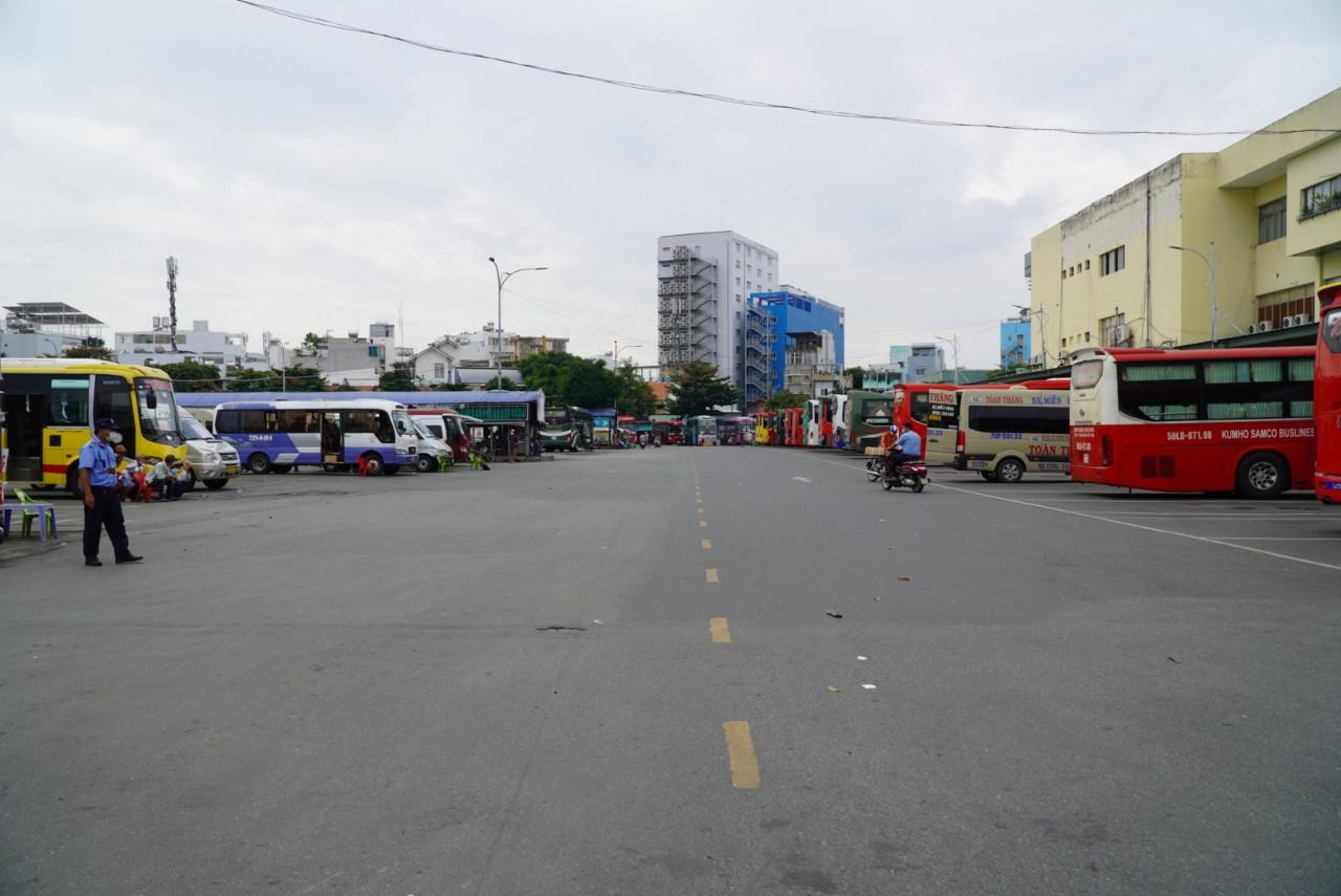 Ông Đỗ Phú Đạt – Phó GĐ Bến xe Miền Đông cho biết, nhu cầu đi lại giảm mạnh sau thời gian dịch bệnh COVID-19. Bên cạnh đó là quy định về quản lý người dân di chuyển giữa các địa phương khiến nhiều người có tâm lý e dè đặt vé.