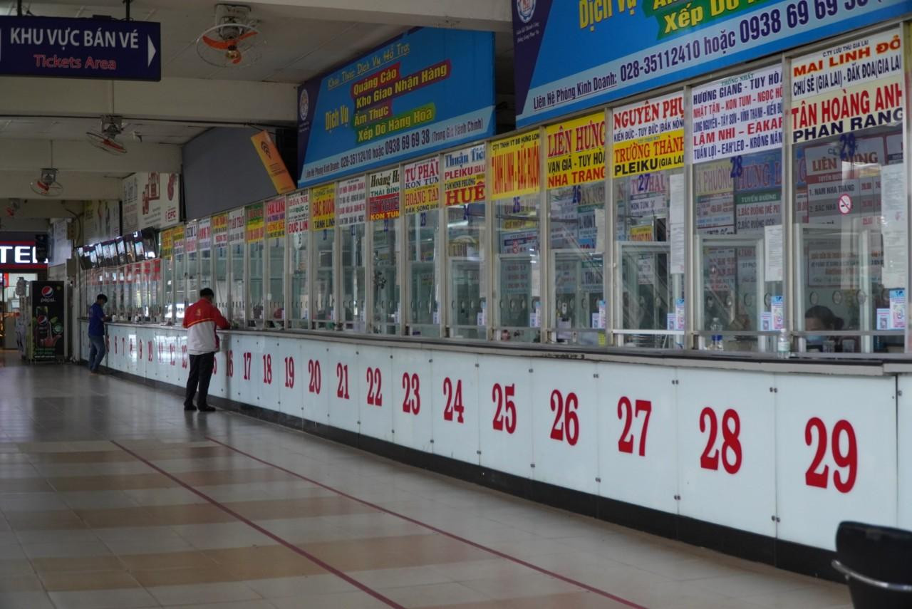 Ghi nhận của Tiền Phong trong buổi sáng ngày 31/12 tại khu vực quầy vé ở Bến xe Miền Đông (quận Bình Thạnh, TPHCM) cho thấy lượng khách đến mua vé khá khiêm tốn.