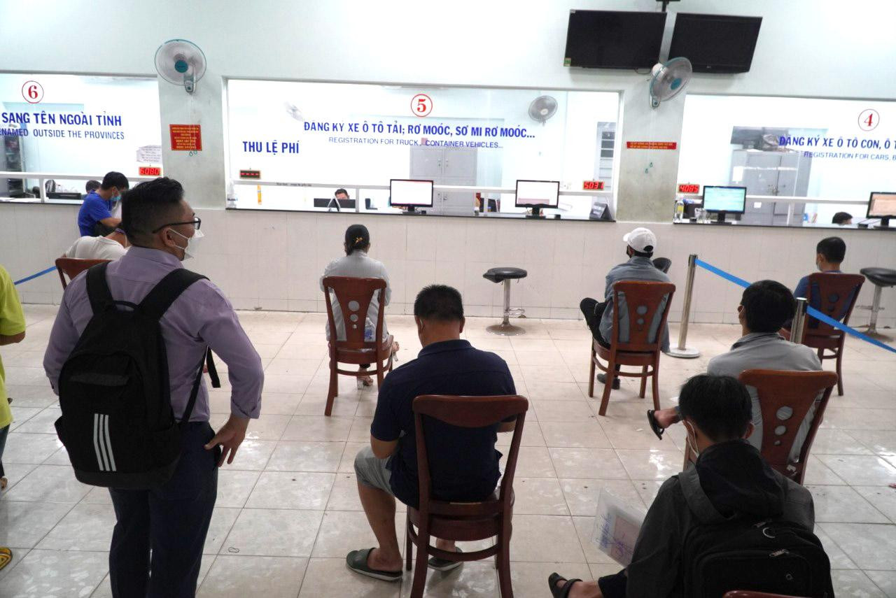 Ghi nhận lúc 21h ngày 30/12 tại điểm đăng ký cấp đổi biển số của Phòng CSGT đường bộ, đường sắt (PC08), Công an TPHCM có rất nhiều người đang đợi làm thủ tục cấp đổi biển số sang nền vàng. Ghi nhận lúc 21h ngày 30/12 tại điểm đăng ký cấp đổi biển số của Phòng CSGT đường bộ, đường sắt (PC08), Công an TPHCM có rất nhiều người đang đợi làm thủ tục cấp đổi biển số sang nền vàng.