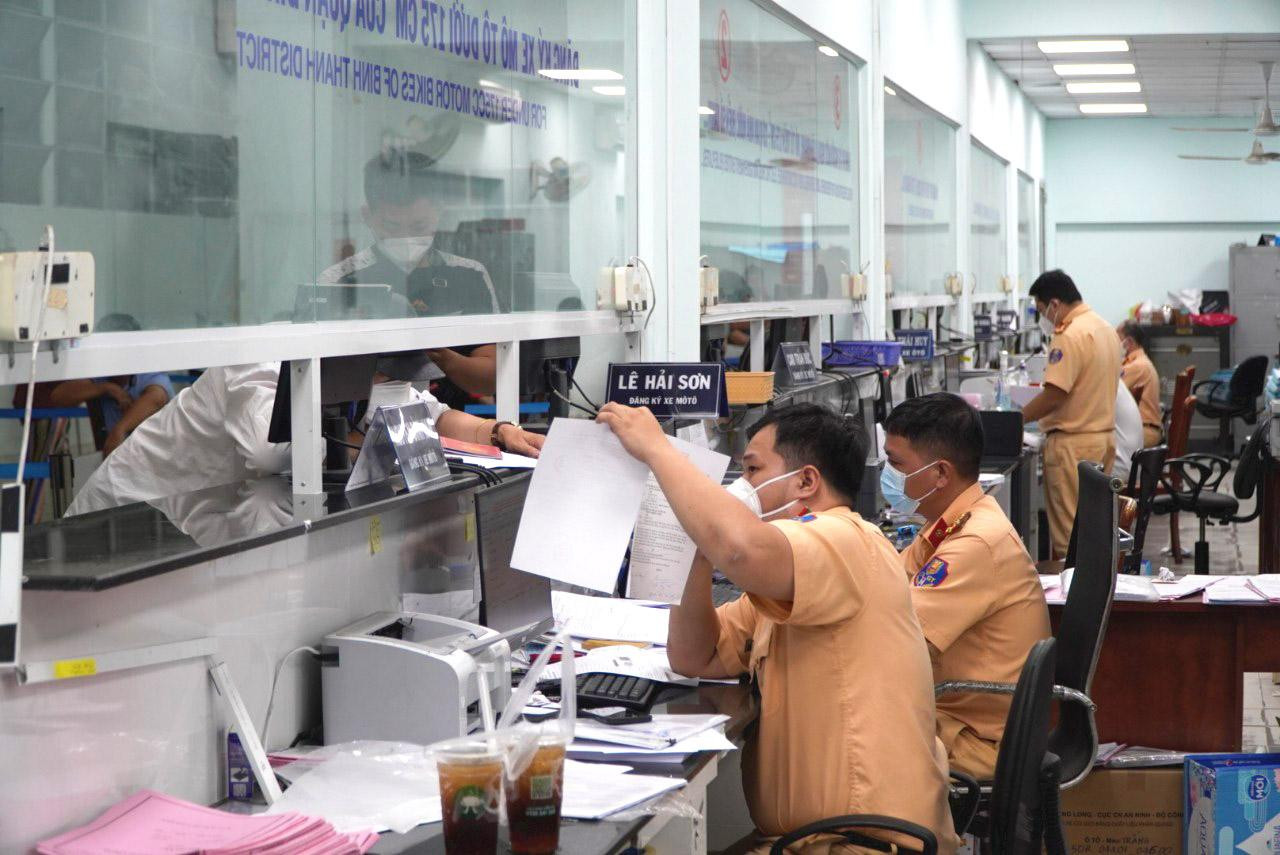 “Hiện trung bình một ngày, chúng tôi tiếp nhận khoảng 1.000 hồ sơ cấp đổi biển số vàng. Tuy nhiên, nếu chủ xe đã đăng ký đổi biển số nhưng chưa tới lịch hẹn trả biển sẽ không bị xử phạt”, đại diện Đội Đăng ký quản lý phương tiện giao thông cơ giới đường bộ (PC08) thông tin. “Hiện trung bình một ngày, chúng tôi tiếp nhận khoảng 1.000 hồ sơ cấp đổi biển số vàng. Tuy nhiên, nếu chủ xe đã đăng ký đổi biển số nhưng chưa tới lịch hẹn trả biển sẽ không bị xử phạt”, đại diện Đội Đăng ký quản lý phương tiện giao thông cơ giới đường bộ (PC08) thông tin.