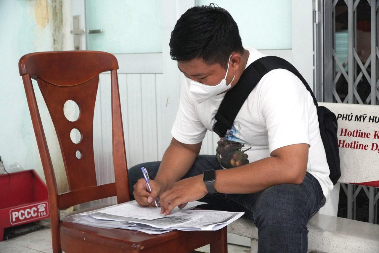 Không chỉ có những người đến làm thủ tục chuyển đổi biển số, lượng người đến đăng ký cấp biển mới cũng khá đông. Không chỉ có những người đến làm thủ tục chuyển đổi biển số, lượng người đến đăng ký cấp biển mới cũng khá đông.