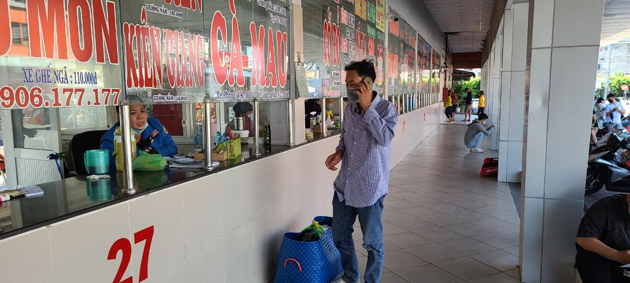 Chia sẻ với PV, ông Đặng Đức (Chủ xe chạy tuyến Sóc Trăng – TPHCM) cho biết: “Từ ngày xe khách hoạt động trở lại, chuyến xe của ông hầu như chỉ chạy để giữ chân khách. Mỗi ngày một chuyến xe cả đi và về chỉ có vài hành khách, hàng hóa cũng ít người gửi và nó có cũng với số lượng khiêm tốn”.