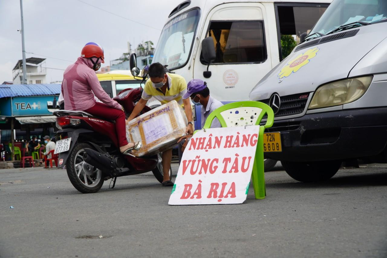 &quot;Lượng hành khách giảm, đa phần khách đến gửi đồ về quê hoặc nhận hàng từ quê gửi vào&quot;- Ông Nguyễn Minh Tâm (Tài xế tuyến TPHCM - Bà Rịa - Vũng Tàu) chia sẻ.