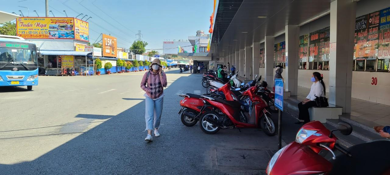 Trong khi đó, buổi sáng 31/12 tại Bến xe Miền Tây (quận Bình Tân, TPHCM) tình hình hành khách đến mua vé cũng khá khiêm tốn. Bên trong các quầy chỉ lác đác người đến mua vé.