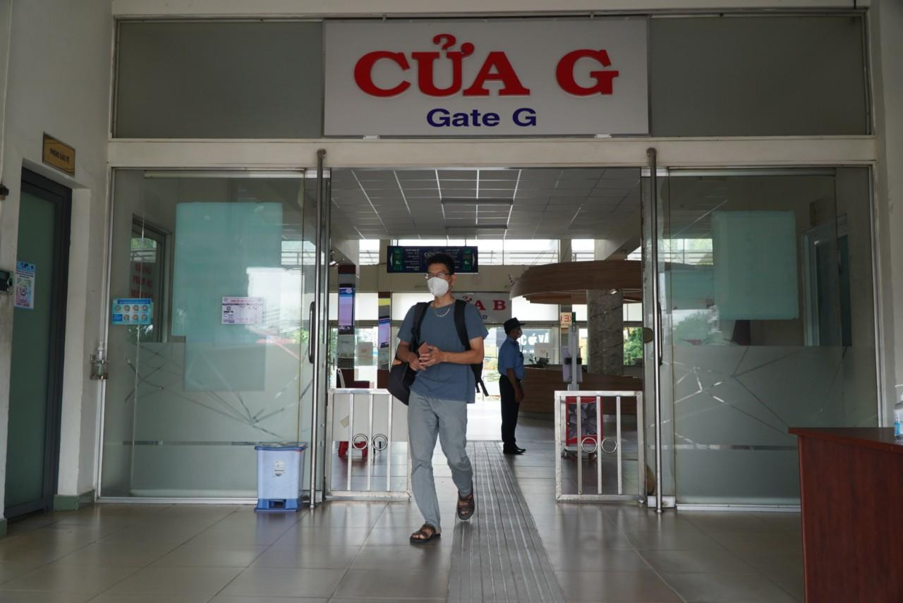 Theo đại diện Bến xe Miền Đông, dự kiến, có khoảng 500 lượt xe và khoảng 5.000 lượt khách đi trong ngày 31/12/2021; ngày 1/1/2022 có khoảng 400 lượt xe và khoảng 4.000 lượt khách. Dự báo, lượng khách đi lại trên các tuyến gần vào dịp nghỉ Tết dương lịch năm nay sẽ giảm hơn so với ngày thường và so với cùng kỳ năm 2021.