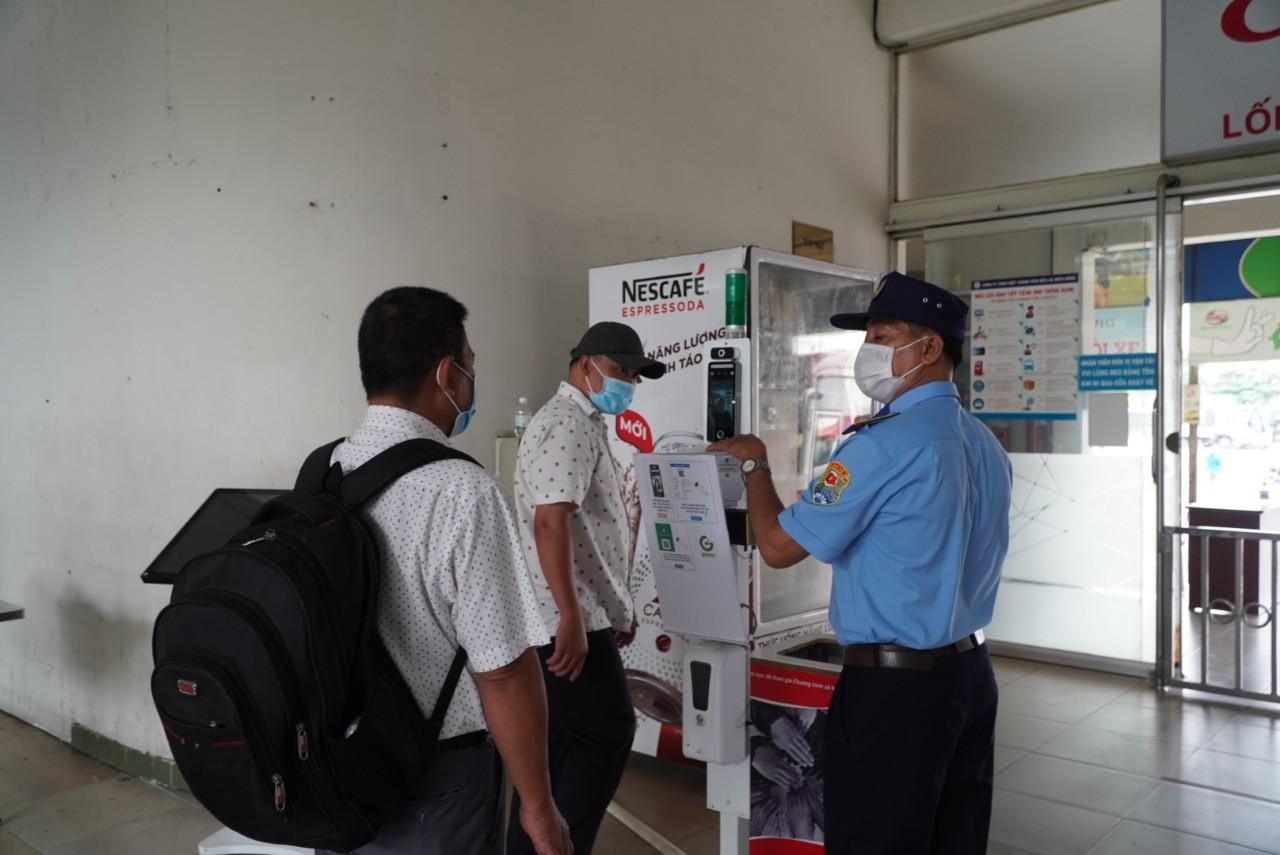 Hành khách đi xe tại bến đều phải khai báo y tế và kiểm tra thân nhiệt.