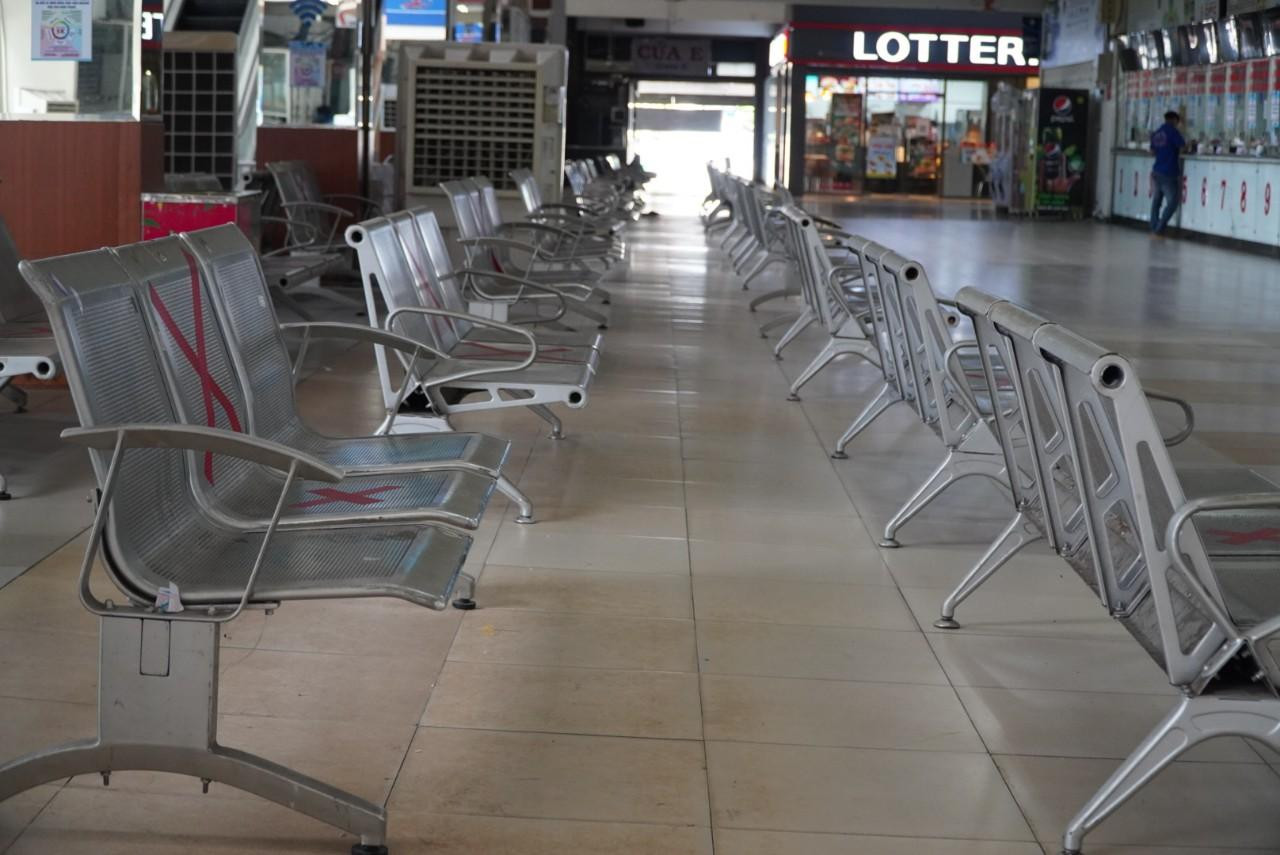 Hàng chục quầy mở cửa nhưng chỉ có một vài khách vào mua vé. Khu sảnh chờ, phòng chờ cũng vắng lặng, đìu hiu.
