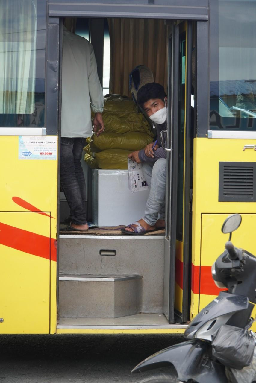 Anh Huy Hoàng - chạy tuyến Đắk Nông - TPHCM cho biết, từ ngày hoạt động lại đến nay đã hơn 2 tháng, xe anh chỉ chở không đầy 10 khách/chuyến xe. Chi phí 1 chuyến cả đi và về khoảng 7 triệu đồng nhưng chỉ thu lại được tầm 2-3 triệu, số tiền còn lại là phải bù vào. “Mặc dù lỗ, nhưng vẫn phải chạy để giữ khách, giữ mối”- Anh Huy Hoàng cho hay.