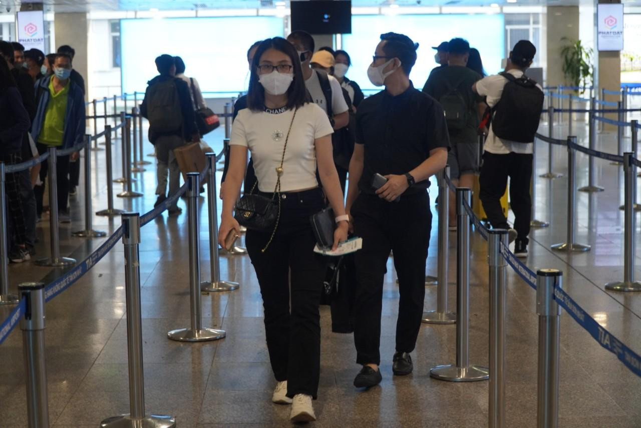 Chia sẻ với PV, chị Nguyễn Thị Mai (quê Đà Nẵng) cho biết, tranh thủ 3 ngày nghỉ nên chị về quê thăm gia đình.