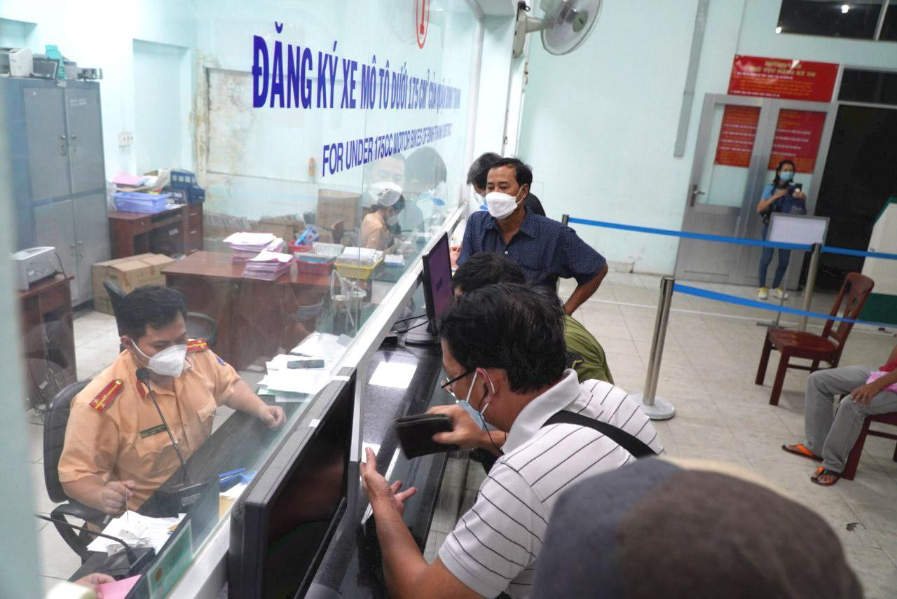 Ông Minh Quang (ngụ Quận 6, TPHCM) cho biết, do số lượng người đến làm thủ tục cấp, đổi biển số đông nên ông phải đợi khá lâu. “Tôi ngồi đợi khoảng 1 giờ mới đến lượt”- ông Quang cho hay. Ông Minh Quang (ngụ Quận 6, TPHCM) cho biết, do số lượng người đến làm thủ tục cấp, đổi biển số đông nên ông phải đợi khá lâu. “Tôi ngồi đợi khoảng 1 giờ mới đến lượt”- ông Quang cho hay.
