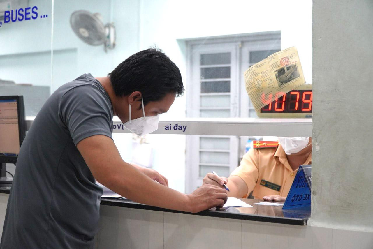 Anh Lý Hiển Vinh (SN 1983, ngụ Quận 11, TPHCM) cho biết, nhà anh có một xe tải chở thuê hàng hóa. Mặc dù có nắm thông tin dịch vụ vận tải bắt buộc phải đổi biển số sang màu vàng, nếu các phương tiện không thực hiện đổi biển số theo mẫu quy định sẽ bị xử phạt, nhưng do công việc bấp bênh nên anh cứ chần chừ. “Cuối năm công việc khả quan hơn, lại sắp hết hạn đổi biển nên tôi tranh thủ đi làm thủ tục”, anh Vinh chia sẻ. Anh Lý Hiển Vinh (SN 1983, ngụ Quận 11, TPHCM) cho biết, nhà anh có một xe tải chở thuê hàng hóa. Mặc dù có nắm thông tin dịch vụ vận tải bắt buộc phải đổi biển số sang màu vàng, nếu các phương tiện không thực hiện đổi biển số theo mẫu quy định sẽ bị xử phạt, nhưng do công việc bấp bênh nên anh cứ chần chừ. “Cuối năm công việc khả quan hơn, lại sắp hết hạn đổi biển nên tôi tranh thủ đi làm thủ tục”, anh Vinh chia sẻ.