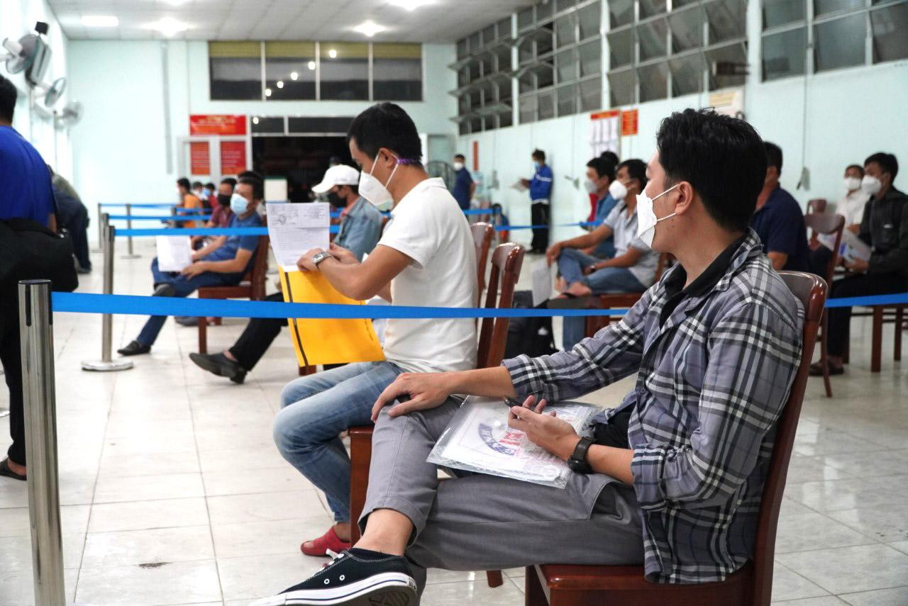 Để đáp ứng nhu cầu của người dân, PC08 đã huy động lực lượng, tăng ca ngoài giờ hành chính tới 23h cho đến ngày 31/12 để giải quyết hồ sơ, thủ tục liên quan. Để đáp ứng nhu cầu của người dân, PC08 đã huy động lực lượng, tăng ca ngoài giờ hành chính tới 23h cho đến ngày 31/12 để giải quyết hồ sơ, thủ tục liên quan.