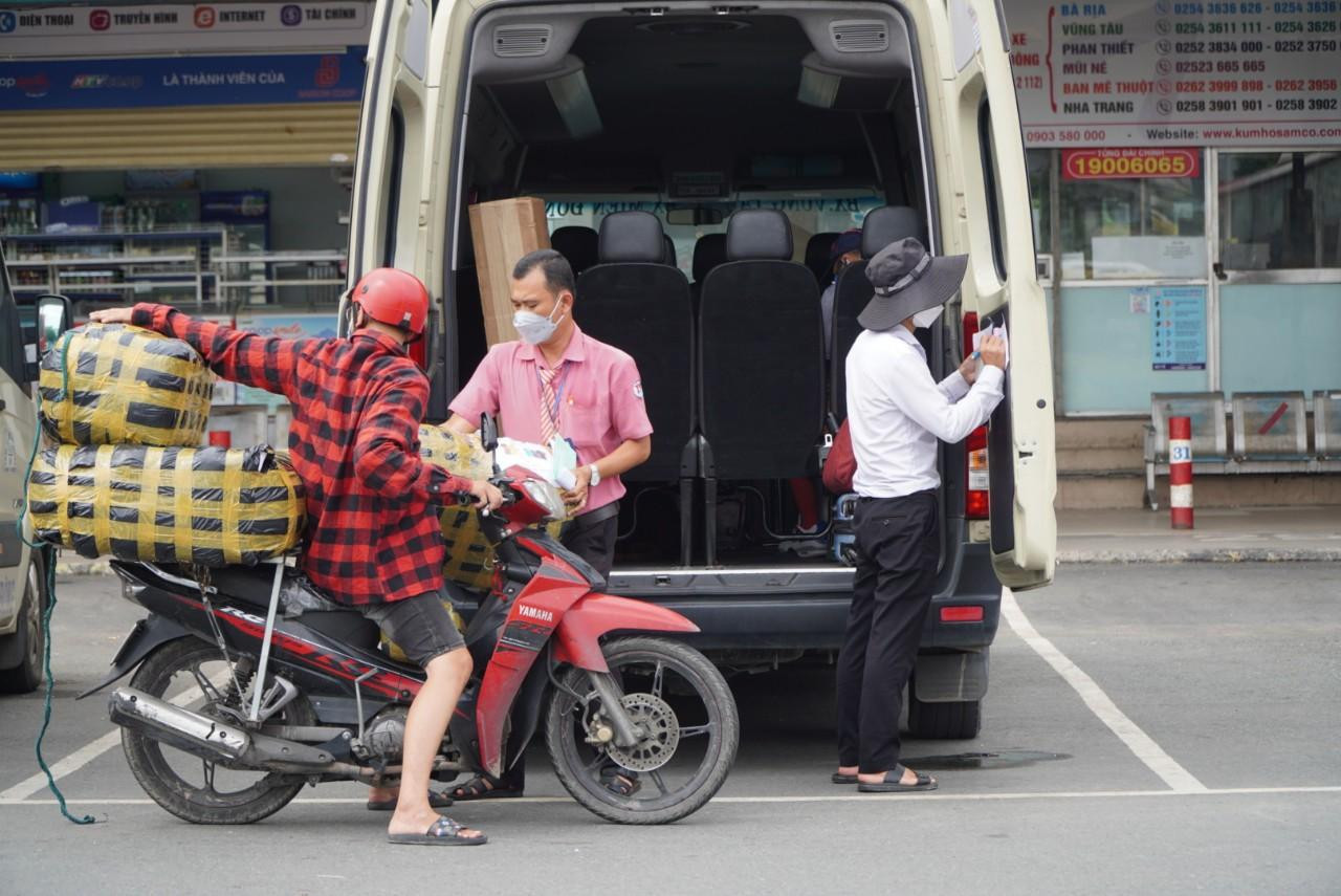 Xe khách nhận hàng hóa để vận chuyển khi lượng khách đang sụt giảm đáng kể do dịch bệnh COVID-19.