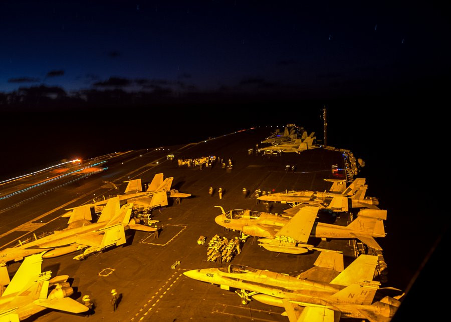 Nimitz dài hơn 300 mét, nặng 10.000 tấn và cao cách mặt nước khoảng 40 mét
