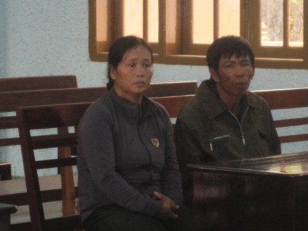 Vợ chồng bà Hoa thẫn thờ ngồi nghe con trai của mình thuật lại sự việc tại phiên tòa