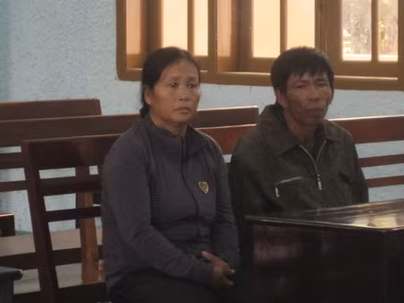 Vợ chồng bà Hoa thẫn thờ ngồi nghe con trai của mình thuật lại sự việc tại phiên tòa