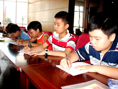 Các em học sinh lớp 6 đang giải bài toán tích phân của thầy Nguyễn Thượng Võ